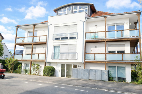 Hauseingang_heller.png - Wohnung mit Dachterrasse und Stellplatz