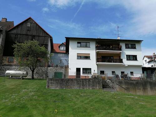 Rückansicht des gesamtem Anwesens - Mehrfamilienhaus, Wohnhaus mit 403,00 m² in Mücke-Nieder-Ohmen zum Kaufen