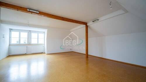 Wohnzimmer - Charmante 2-Zimmer-Wohnung im historischen Gebäude mit Balkon