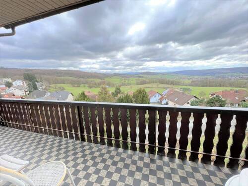 Balkon - **Komplett sanierte 3-ZKB-Wohnung mit Balkon Fernblick und neuwertiger EBK**