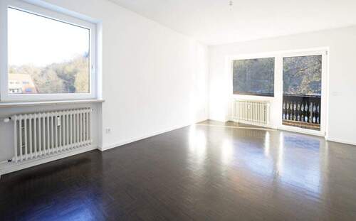 Wohnzimmer mit z - 3 Zimmer Etagenwohnung in Landshut