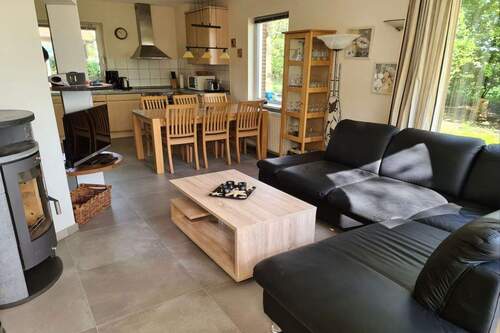 Wohn- und Esszimmer mit offenen Küchenbereich - 