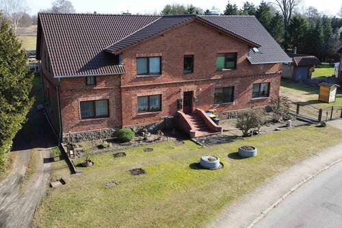 Frontansicht - Viel Platz für Mensch und Tier: Teilvermietes modernisiertes MFH mit großer Stallung und viel Grün