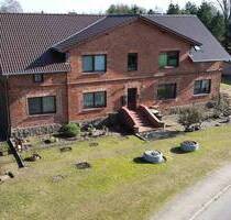 Viel Platz für Mensch und Tier: Teilvermietes modernisiertes MFH mit großer Stallung und viel Grün - Lüblow Alt Krenzlin