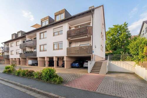Hausansicht - Großzügige 3-Zi-Hochparterre-Wohnung mit Balkon und schönem Ausblick in Langenzenn