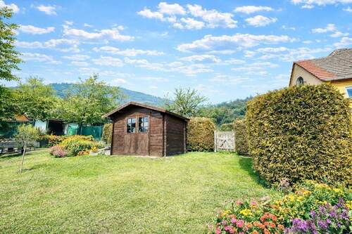 schöner Garten mit Gartenhaus - 
