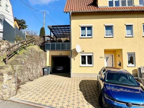 Garage und 2 Stellplätze vor dem Haus - 