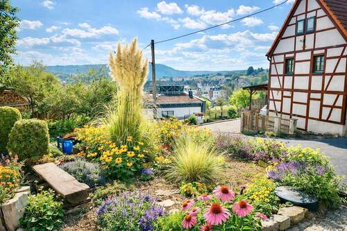 gepflegter Vorgarten und sehr schöner Blick
- 6 Zimmer Doppelhaushälfte zum Kaufen in Freital