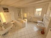 Badezimmer mit Wanne und Dusche EG - 