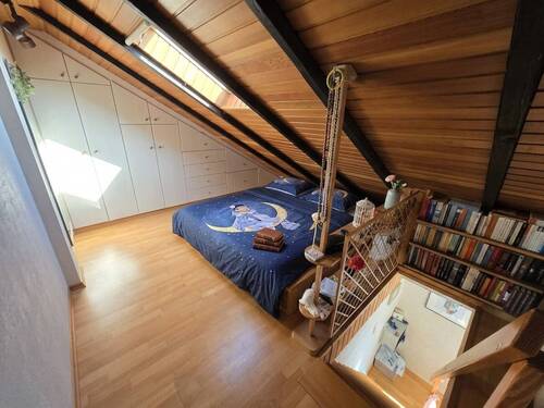 Zimmer DG mit Treppenabgang OG - 