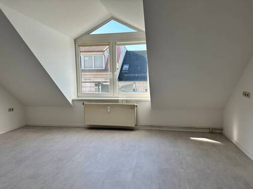 Das Wohnzimmer mit Sonne - 2 Zimmer Etagenwohnung zur Miete in Schwerin