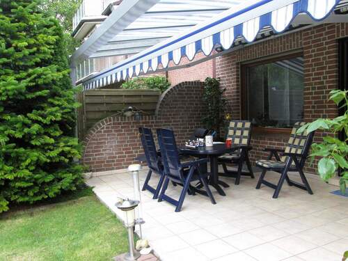 überdachte Terasse mit Markise - 7 Zimmer Reihenendhaus in Dinslaken