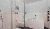 Modern gefliestes Badezimmer mit bodengleicher Dusche und Badewanne - 3 Zimmer Etagenwohnung in Germersheim