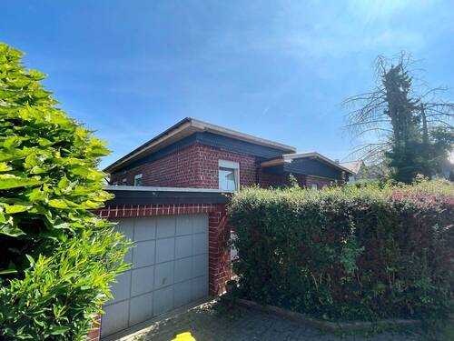 Frontansicht und Garage - 