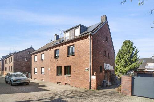 Hausansicht - Flexibles Wohnhaus mit drei Ebenen & sonniger Dachterrasse