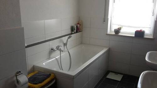 Bad mit Badewanne - 