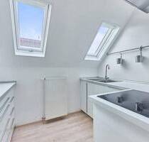 Helle 2-Zimmer-DG mit Küche, neue Fenster, Stellplatz + Wärmepumpe - Erzhausen