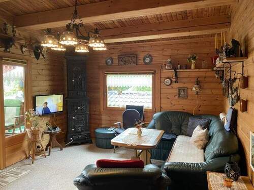 Wohnzimmer mit Zugang zum Balkon - 