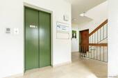Hausflur mit Aufzug - 