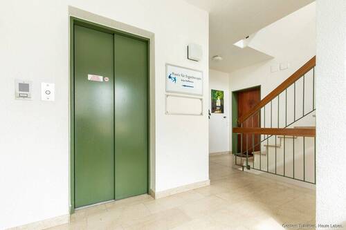 Hausflur mit Aufzug - 