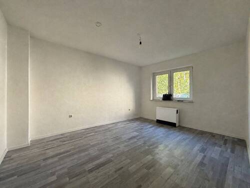 Zimmer 1 Blick zum Fenster - Helle 2-Zimmer Wohnung, frei ab sofort