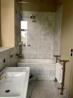 Gästebad mit Wanne - 