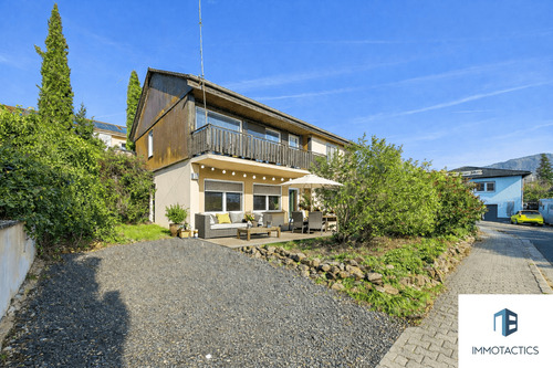 Hausansicht (Möbel KI-generiert) - Gepflegtes Einfamilienhaus in Hanglage mit zwei Wohnebenen, Balkon, Terrasse und Garten in Norheim