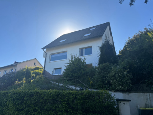 Hausansicht - Platz ohne Ende: Einfamilienhaus mit Einliegerwohnung und herrlichem Weitblick in Evingsen