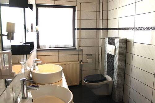 Badezimmer 1. OG - 8 Zimmer Mehrfamilienhaus, Wohnhaus in Hettenleidelheim