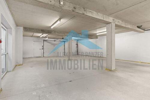 Ausstellungs-/Lagerfläche - 