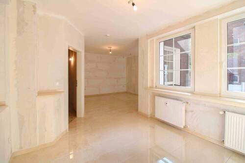 Wohnzimmer - Großzügige, hochwertig modernisierte 2-Zimmer-Wohnung mit gut vermieteter Gewerbefläche