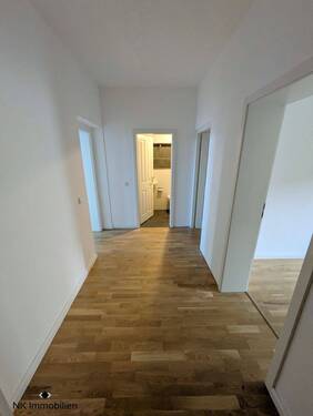 Flur - Etagenwohnung mit 83,70 m&sup2; in Chemnitz zur Miete
