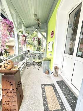 Hauseingang mit hocherwertiger Eingangstür - 9 Zimmer Mehrfamilienhaus, Wohnhaus in Presseck / Elbersreuth