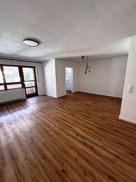 Wohn-Esszimmer mit Zugang zum Balkon - 3 Zimmer Etagenwohnung zum Kaufen in Lauda-Königshofen