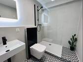modernes Badezimmer mit Dusche und Toilette - 