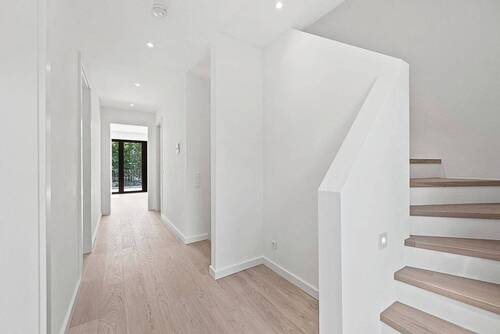 Lichtdurchfluteter Flur im OG - 