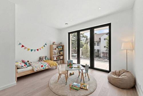 Kinderzimmer mit Balkon im OG - 