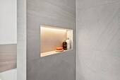Beleuchtete Wandnischen im Bad - 