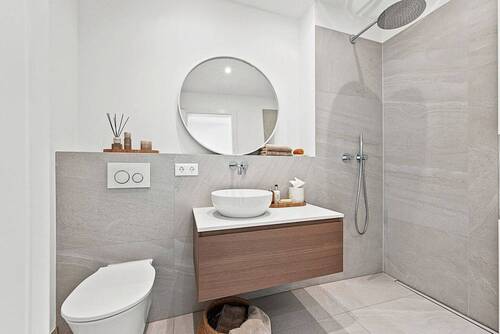 Weiteres Bad mit Dusche im OG - 