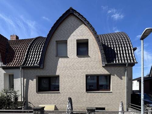 Straßenansicht - 6 Zimmer Doppelhaushälfte zum Kaufen in Lehrte