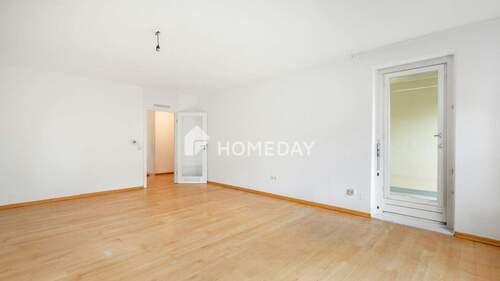 Wohnzimmer 2 - Sofort bezugsfrei: Gepflegte 4-Zimmer-Wohnung mit Loggia in ruhiger Lage