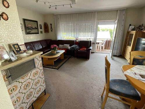 Wohn-Esszimmer mit Kachelofen und Balkon (OG) - 