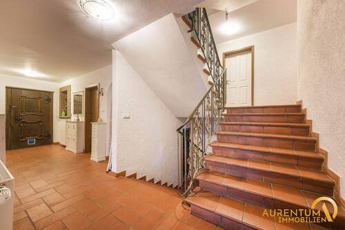 Flur - Einfamilienhaus mit 250,00 m² in Bruckberg zum Kaufen