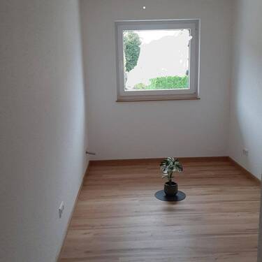 Büro oder Kinderzimmer - 4-Zimmer Wohnung Haus Erstbezug - ideal für Familien - mit großem Garten am Bach