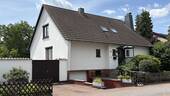 Hausansicht - Familienglück mit schönem Garten - 6-Zimmer-Haus in guter Lage