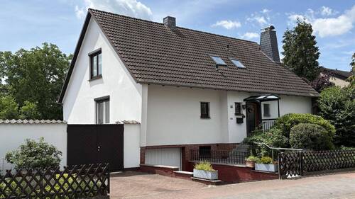 Hausansicht - Familienglück mit schönem Garten - 6-Zimmer-Haus in guter Lage