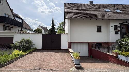 Einfahrt und Garage - Einfamilienhaus mit 170,00 m&sup2; in Garbsen zum Kaufen