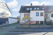 Straßenansicht - Kleines Wohnhaus mit schönem Grundstück