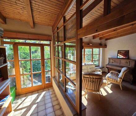 Wohnzimmer mit Zugang zur Terrasse - 