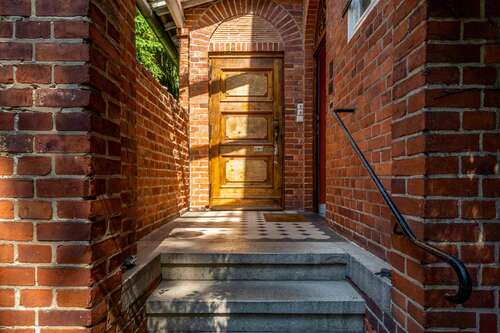 Außenansciht Eingangstür - Parkähnliches Grundstück in bester Lage derzeit bebaut mit einem Wohnhaus mit Einliegerwohnung